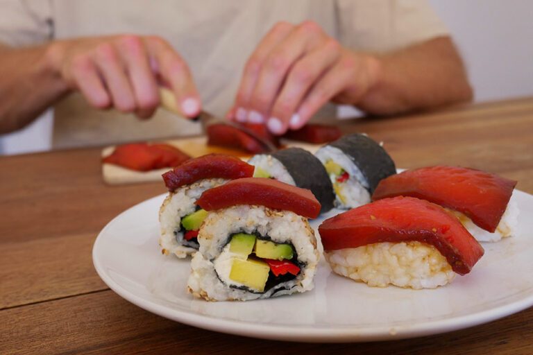 Zelfgemaakte sushi wordt gegarneerd met vegan tonijn van watermeloen.